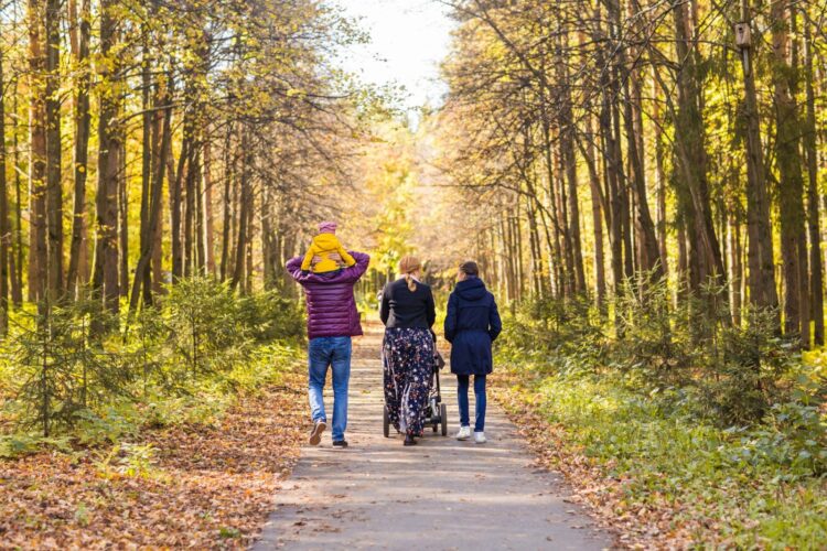 family-on-walk-in-countryside-PHPDPGE_resized