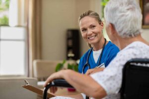 friendly-nurse-talking-to-senior-patient-Q58Y9GB_resized friendly-nurse-talking-to-senior-patient-Q58Y9GB_resized