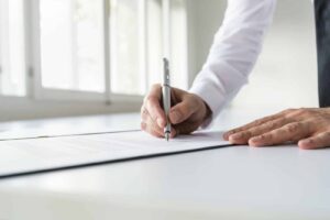 businessman-in-white-shirt-signing-contract-NZ5FRLH_resized free online forms
