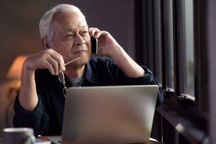 senior-man-with-computer-6VKUPK4_resized senior scams